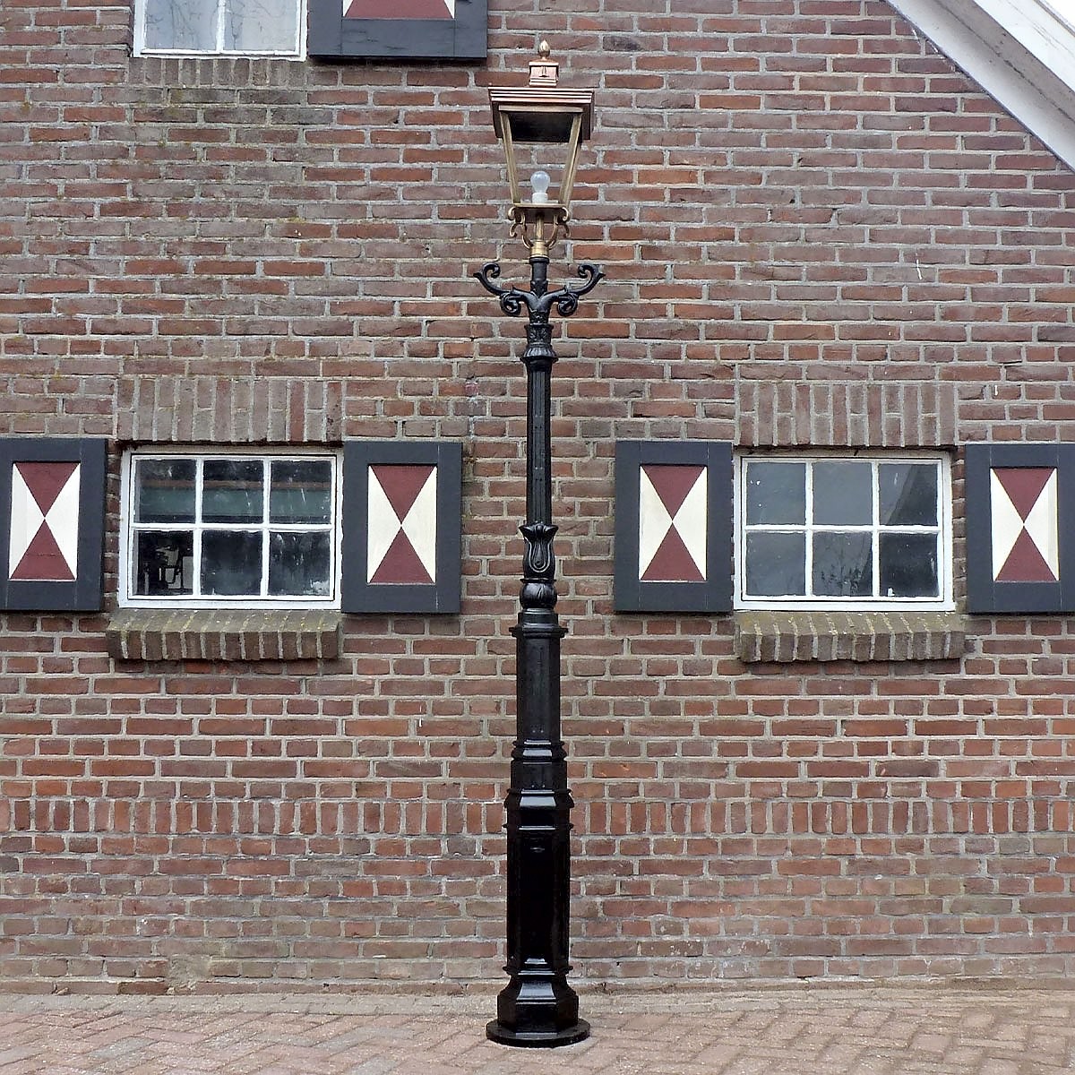 E120. M2 + krul ladder + koper kap 4k 70. Hoogte: 303 cm