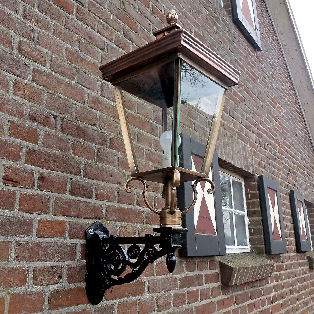 E150. Muursteun groot + koper kap 4k 70. Hoogte: 91 cm