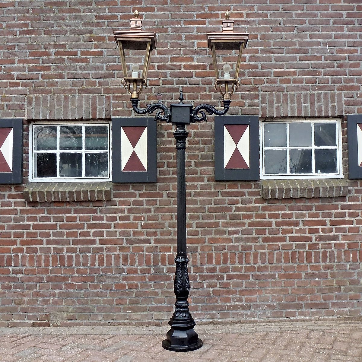 E168. Leliemast + 2 verdeler + koper kap 4k 70. Hoogte: 257 cm