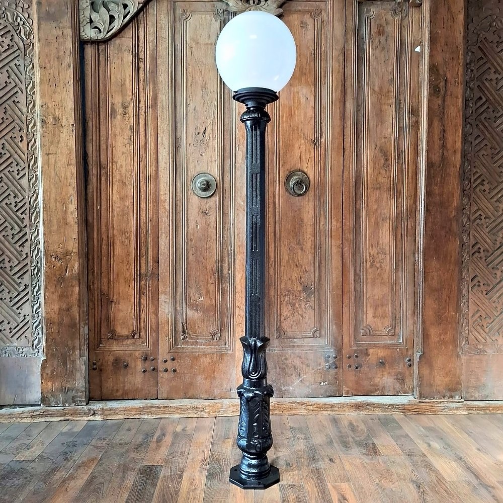 E301. Plantdeco extra groot + lumina globe lantaarn 25. Hoogte: 171 cm.