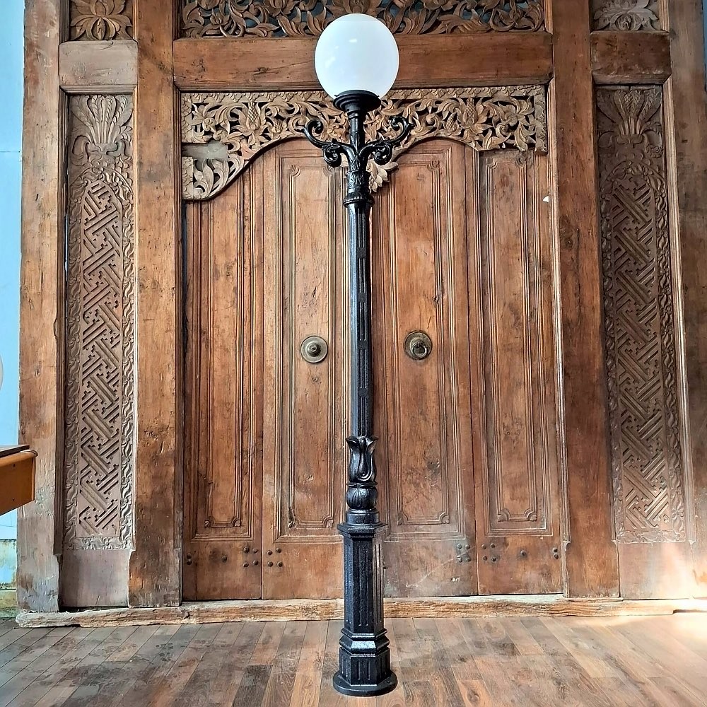 E309. M1 large + krul ladder + lumina globe lantaarn 30. Hoogte: 235 cm.