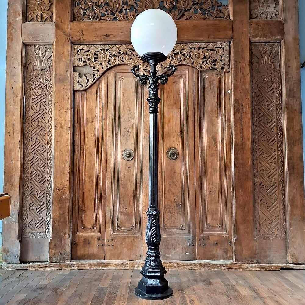 E312. Leliemast groot + krul ladder + lumina globe lantaarn 40. Hoogte: 240.5 cm.