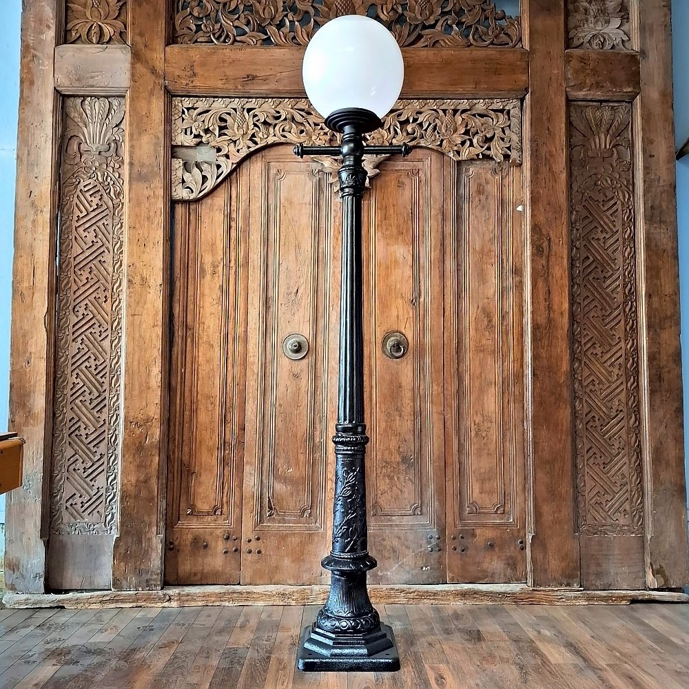 E317. Romantica + rechte ladder + lumina globe lantaarn 40. Hoogte: 241.5 cm.