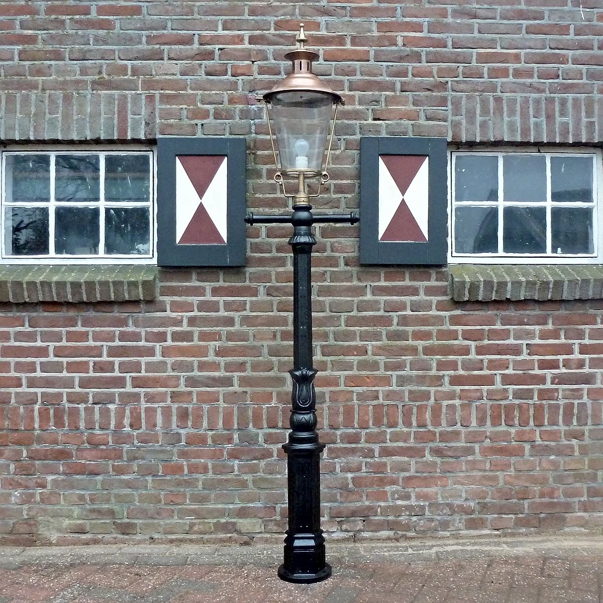 E57. M1 + rechte ladder + koper kap rond 70. Hoogte: 222 cm