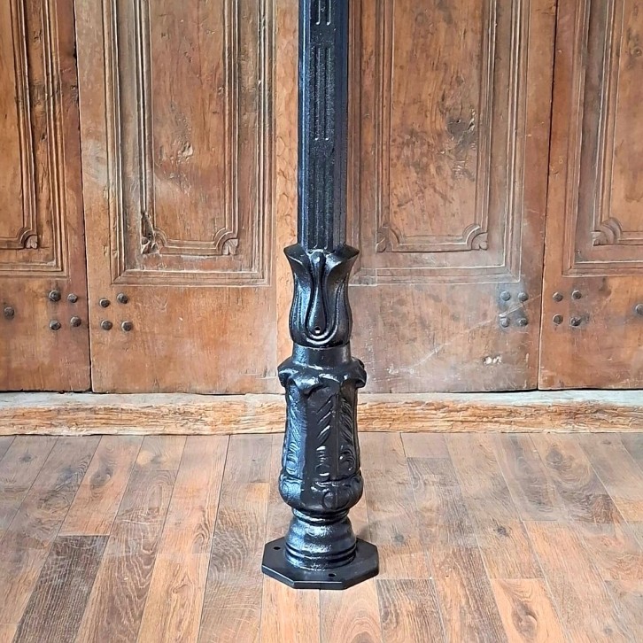 E302. Plantdeco extra groot + rechte ladder + lumina globe lantaarn 25. Hoogte: 183 cm.
