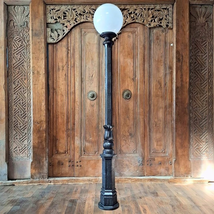 E307. M1 large + lumina globe lantaarn 30. Hoogte: 207 cm.