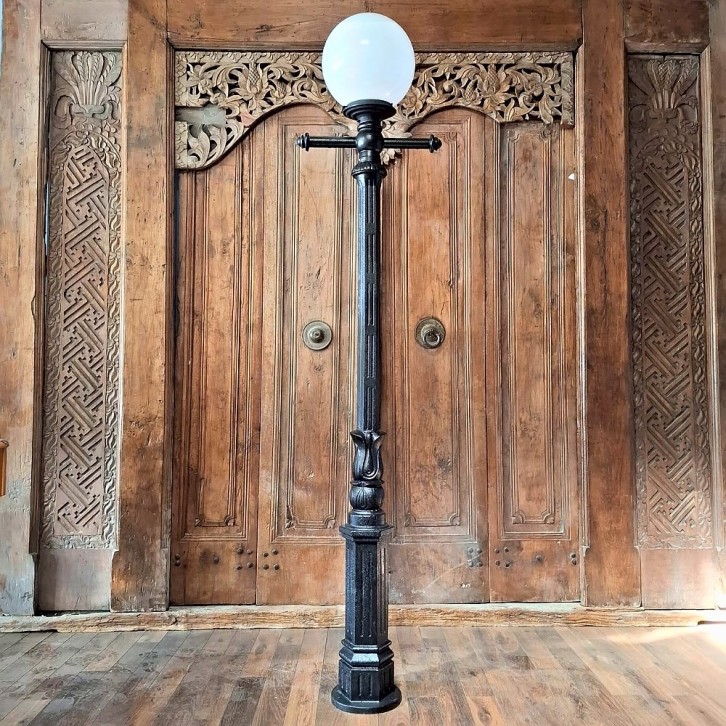 E308. M1 large + rechte ladder + lumina globe lantaarn 30. Hoogte: 219 cm.