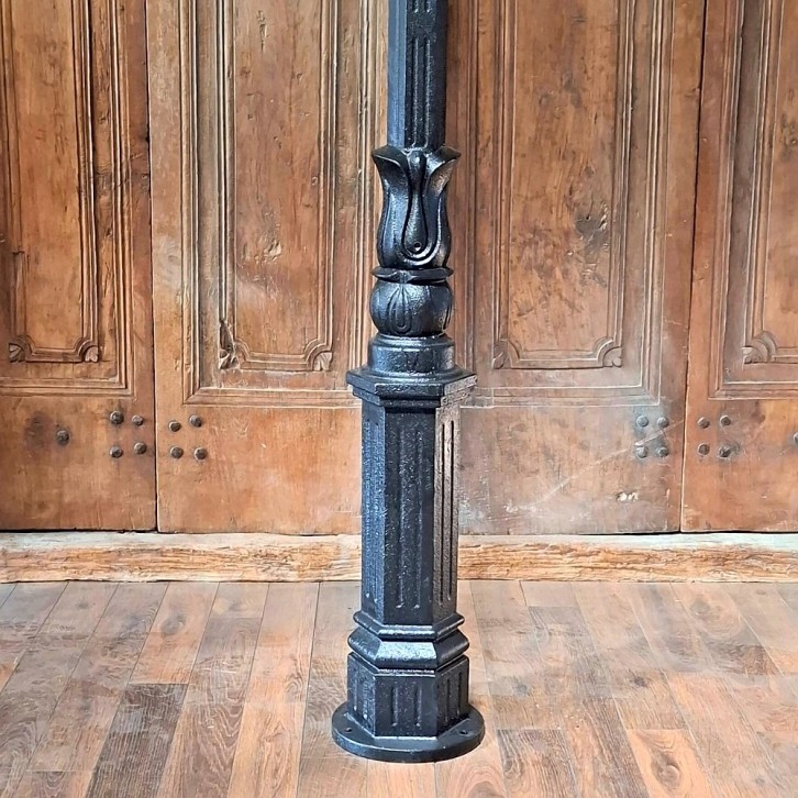 E308. M1 large + rechte ladder + lumina globe lantaarn 30. Hoogte: 219 cm.