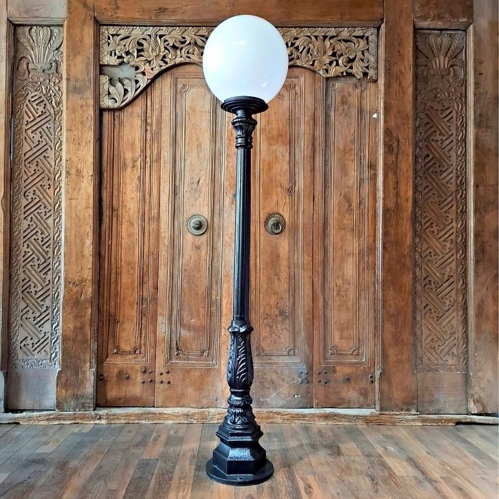 E310. Leliemast groot + lumina globe lantaarn 40. Hoogte: 212.5 cm.