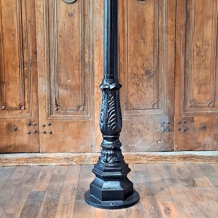 E310. Leliemast groot + lumina globe lantaarn 40. Hoogte: 212.5 cm.