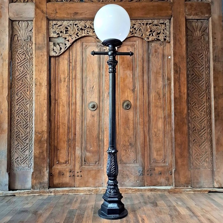 E311. Leliemast groot + rechte ladder + lumina globe lantaarn 40. Hoogte: 224.5 cm.
