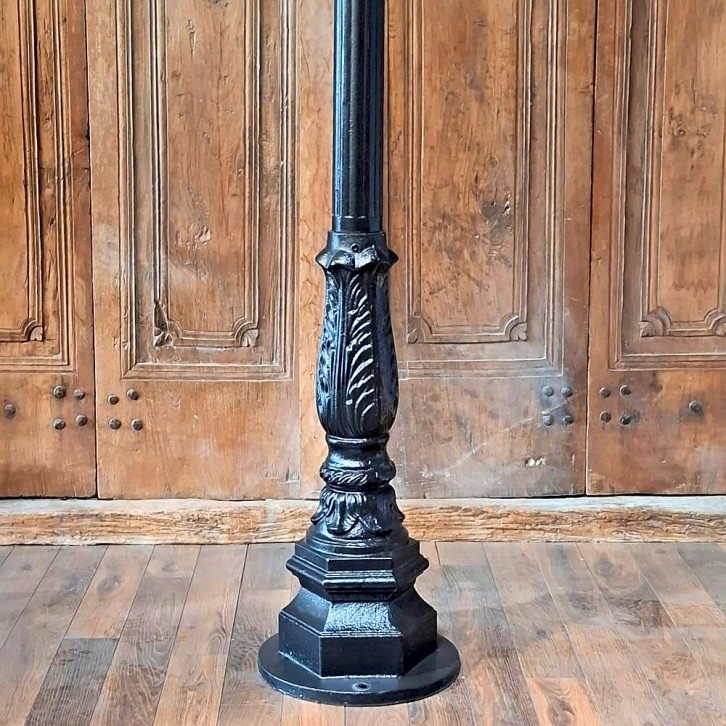 E311. Leliemast groot + rechte ladder + lumina globe lantaarn 40. Hoogte: 224.5 cm.