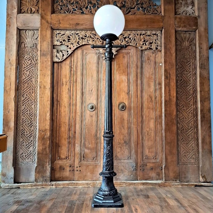 E317. Romantica + rechte ladder + lumina globe lantaarn 40. Hoogte: 241.5 cm.