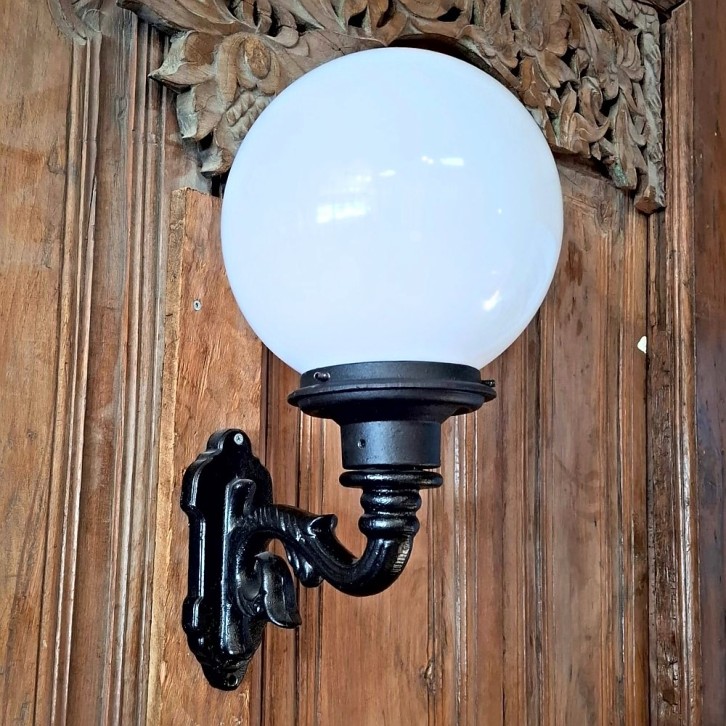 E319. S-arm klein + lumina globe lantaarn 25. Hoogte: 53 cm.
