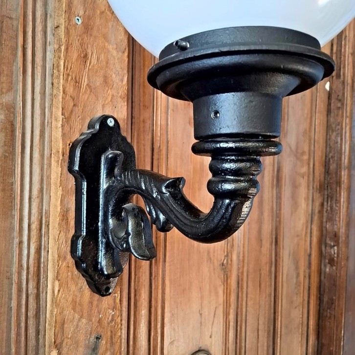 E319. S-arm klein + lumina globe lantaarn 25. Hoogte: 53 cm.