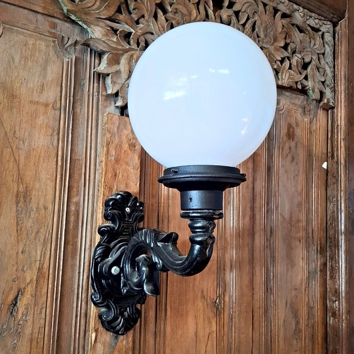 E320. S-arm groot + lumina globe lantaarn 25. Hoogte: 58 cm.