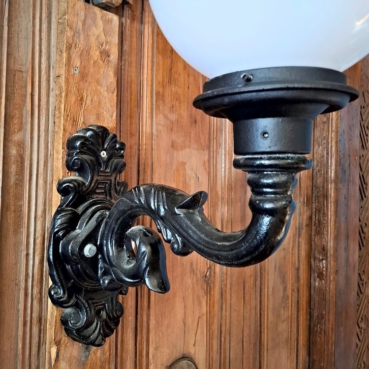 E320. S-arm groot + lumina globe lantaarn 25. Hoogte: 58 cm.