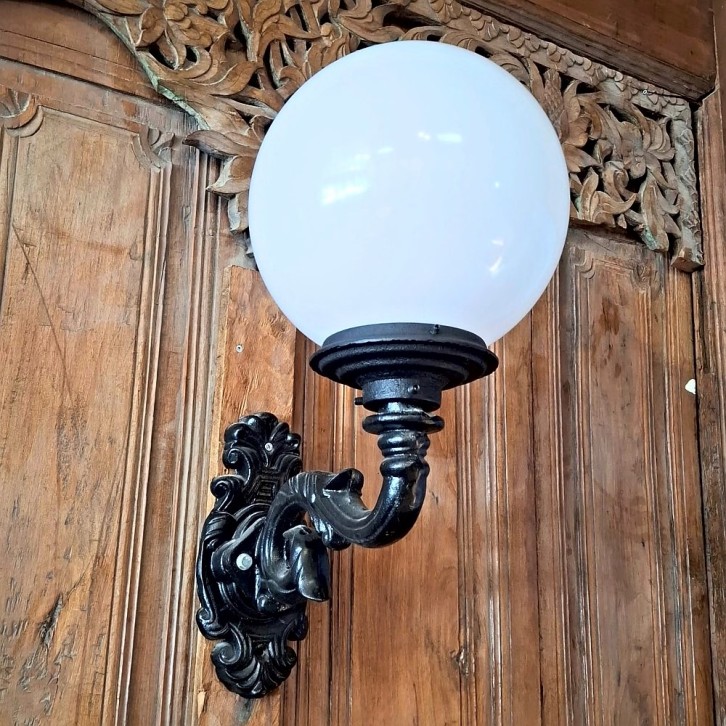 E321. S-arm groot + lumina globe lantaarn 30. Hoogte: 64 cm.