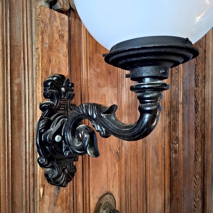 E321. S-arm groot + lumina globe lantaarn 30. Hoogte: 64 cm.