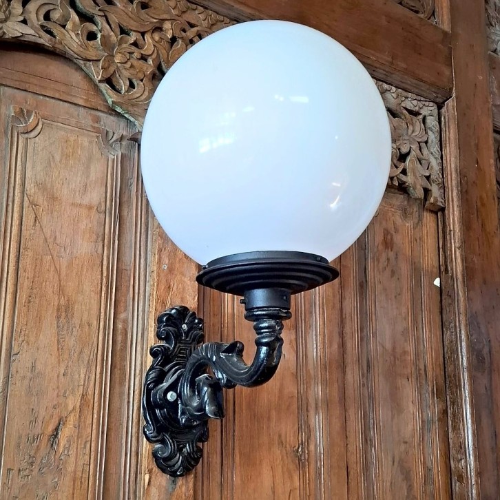E322. S-arm groot + lumina globe lantaarn 40. Hoogte: 74.5 cm.