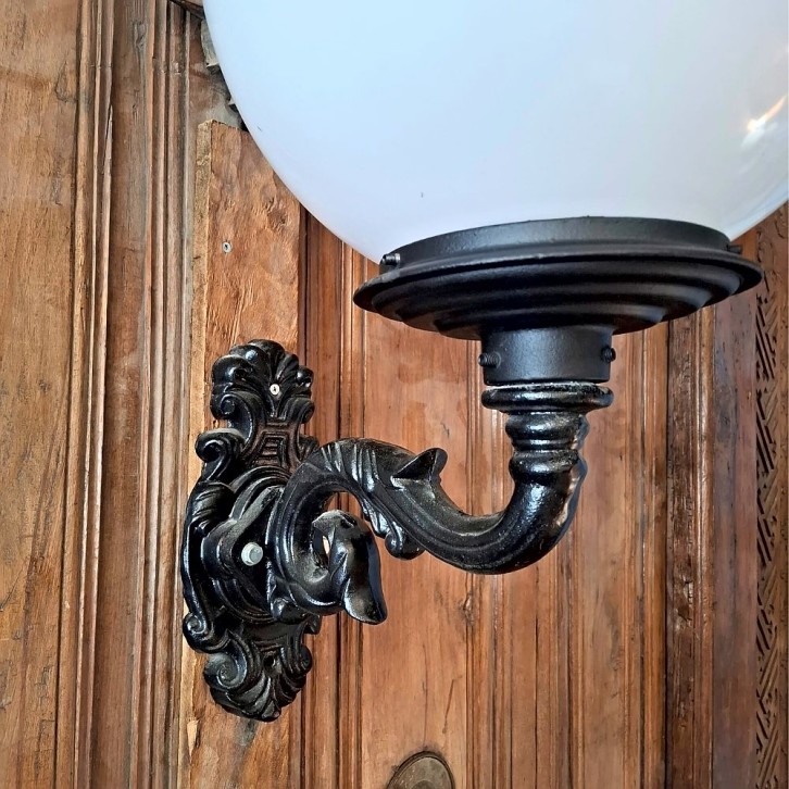 E322. S-arm groot + lumina globe lantaarn 40. Hoogte: 74.5 cm.