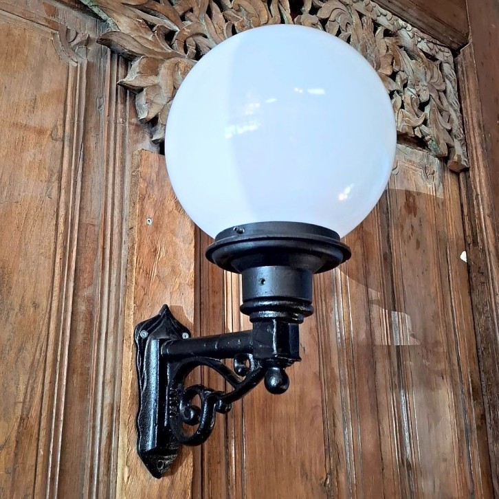 E323. Muursteun klein + lumina globe lantaarn 25. Hoogte: 50 cm.