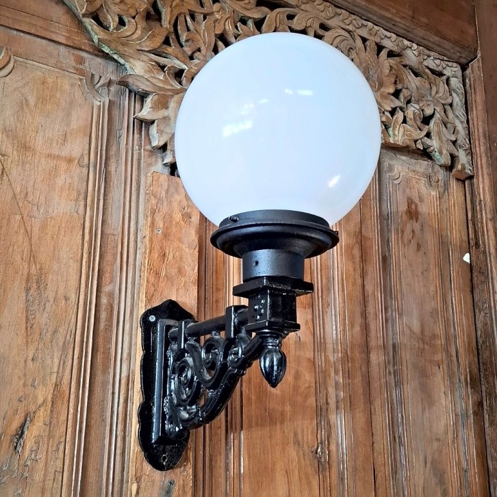 E324. Muursteun groot + lumina globe lantaarn 25. Hoogte: 52 cm.
