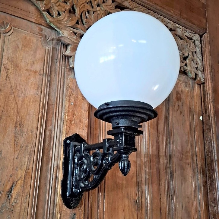 E325. Muursteun groot + lumina globe lantaarn 30. Hoogte: 58 cm.