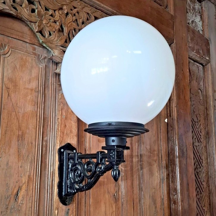 E326. Muursteun groot + lumina globe lantaarn 40. Hoogte: 68.5 cm.