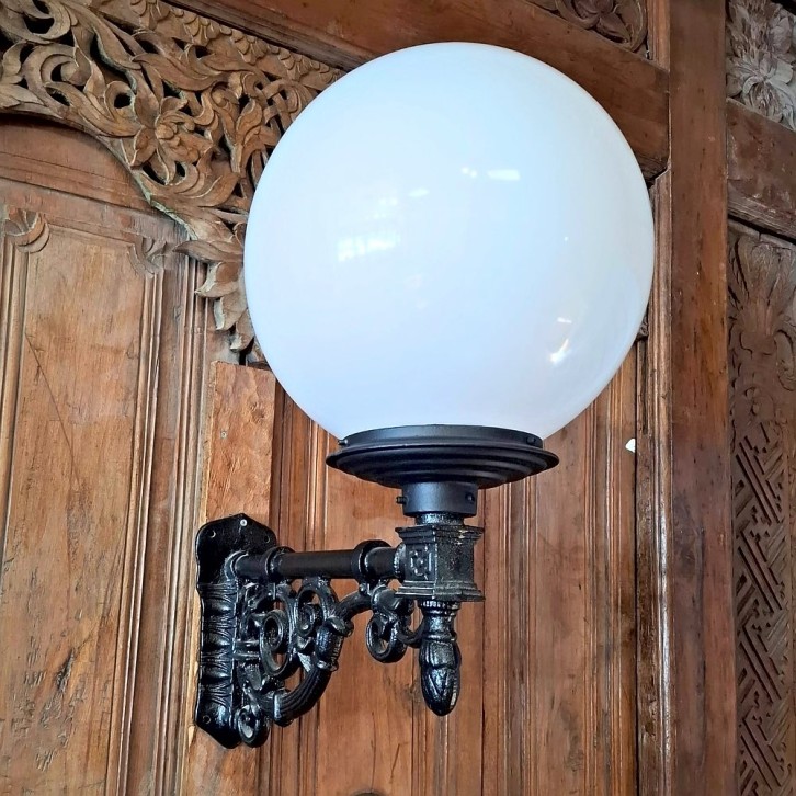 E327. Muursteun extra groot + lumina globe lantaarn 40. Hoogte: 75.5 cm.